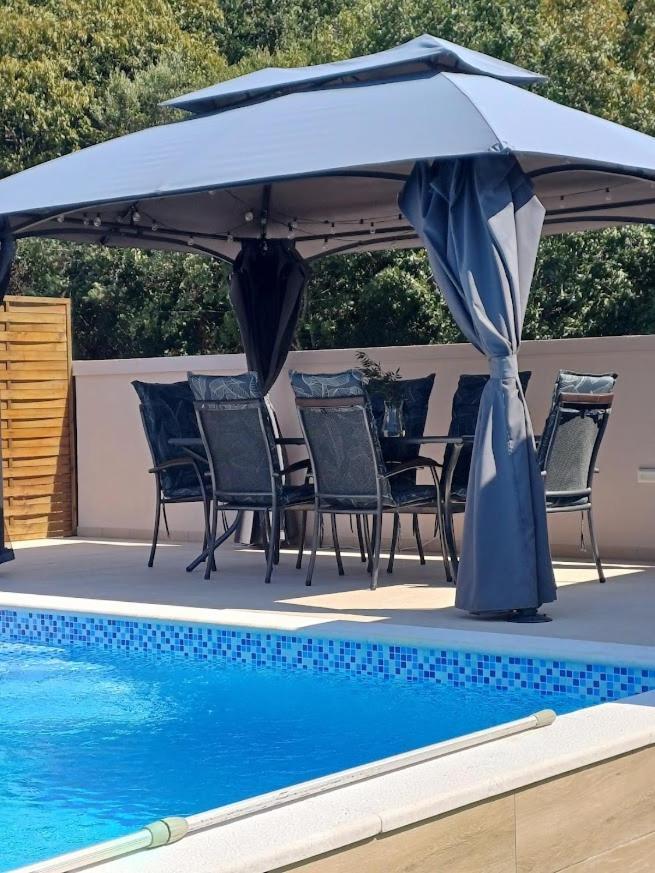 Apartman Debora Sa Privatnim Bazenom Pola Esterno foto