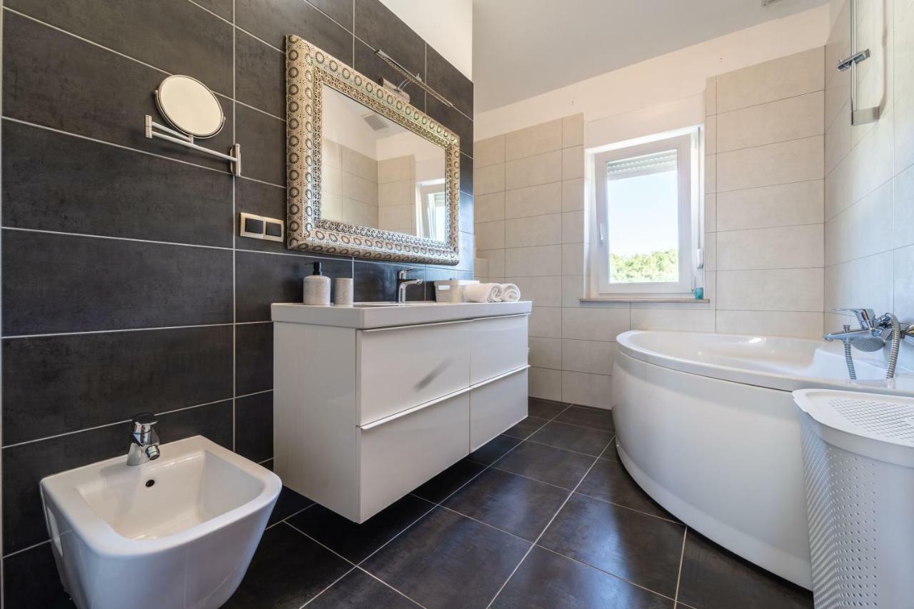 Apartman Debora Sa Privatnim Bazenom Pola Esterno foto